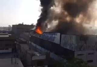 Incendio en fábrica de telas de Ate fue controlado por los bomberos