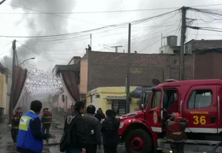Bomberos aún no controlan incendio en Barrios Altos 