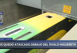 Bus quedó atascado debajo del óvalo Higuereta