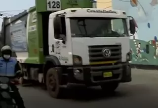 Callao: Policía Nacional resguarda camiones recolectores para limpieza en calles