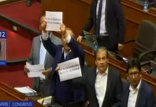 Frente Amplio mostró carteles 'Lava Alan' y 'Lava Keiko' durante debate de informe Lava Jato