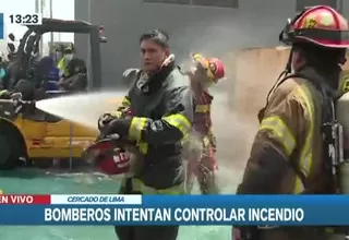 Cercado de Lima: Bomberos intentan controlar incendio de código 3 en fábrica