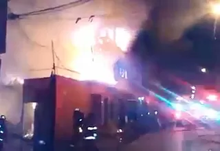 Enorme incendio se registró en un depósito de plásticos en San Luis