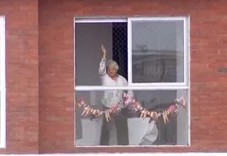 Fiestas Patrias: Abuelita se contagió del desfile cívico-militar desde su ventana