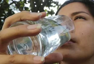 Golpe de calor: Se comienda beber de 6 a 8 vasos de agua al día