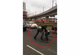 VIDEO: Graban feroz pelea entre dos sujetos en plena pista, cerca al óvalo Higuereta