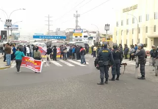 Grupo de transportistas en paro bloquea cruce de avenidas Faucett y Venezuela