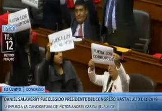 Nuevo Perú rechazó elección de Salaverry mostrando cartel "Fuera los corruptos"