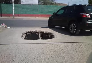 Mira el enorme agujero que pone en peligro a peatones y vehículos en Chiclayo