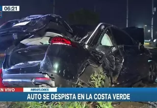 Miraflores: Auto de alta gama derribó postes tras violento accidente en Circuito de Playas