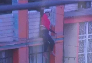 Mujer amenazó con lanzarse del cuarto piso de su vivienda en el Rímac