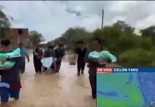 Padre con bebé gemela en brazos se trasladan a pie tras inundaciones en Mórrope