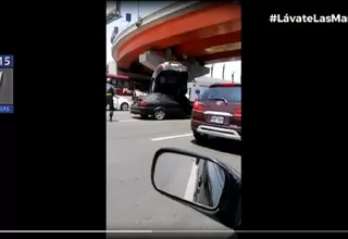 Panamericana Sur: Auto terminó encima de otro vehículo a la altura del puente El Derby