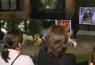Pedro Suárez Vértiz: Fanáticos realizan vigilia frente a la vivienda del cantante