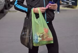 Supermercados y tiendas cobrarán desde mañana S/ 0.10 por bolsas plásticas