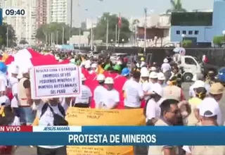 Mineros artesanales marchan hacia el Congreso exigiendo derogación de decreto legislativo