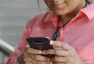 Trabajadores pueden ser despedidos por usar celulares durante jornada laboral 