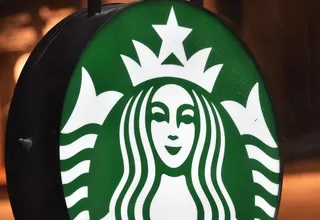 Afroamericanos arrestados en Starbucks firman acuerdo simbólico de un dólar