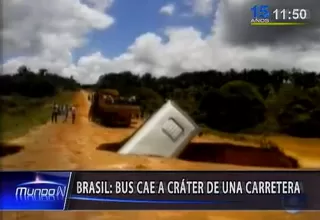 Brasil: bus cae a cráter de carretera y es arrastrado por un río