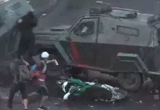 Chile: Carro de Carabineros atropelló a manifestante en medio de enfrentamientos en Santiago
