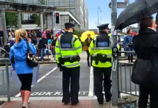 Irlanda: Hombre dice tener COVID-19 y le tose a policías para evitar ser detenido
