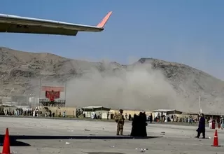 EE. UU. admite "varios muertos" durante caos en aeropuerto de Kabul para subir a aviones