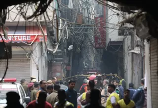 India: Mueren 43 personas que dormían en un incendio en una fábrica de Nueva Delhi