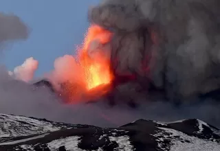 Impresionante erupción del volcán Etna provoca una lluvia de piedras