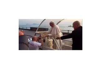 El Papa Francisco recibió pizza ‘al vuelo’