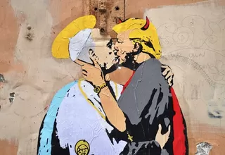 Papa Francisco y Donald Trump se besan  en mural de Roma