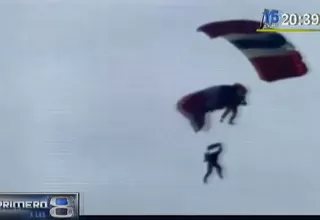 Reino Unido: paracaidista salvó a compañero en el aire