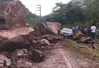 Rocas cayeron sobre un vehículo con cinco personas adentro