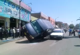 Tacna: carroza fúnebre con féretro adentro quedó inclinada tras choque