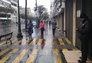 Lima soporta intensa llovizna desde la madrugada