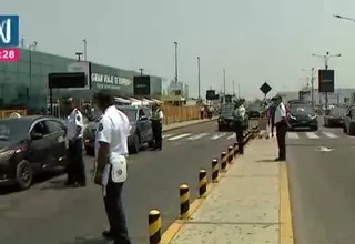 Aeropuerto Jorge Chávez: Operativo contra vehículos informales y estafadores de turistas