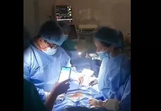 Amazonas: Médicos operan a paciente alumbrándose con sus celulares