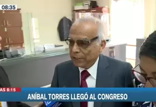 Aníbal Torres reaparece en el Congreso y evita preguntas de la prensa