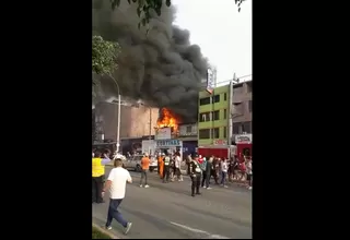 Incendio se registra en depósito de la avenida Separadora Industrial en Ate