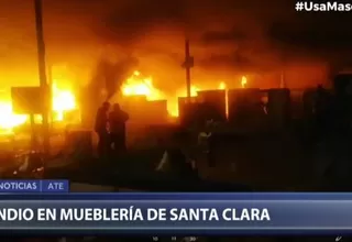 Ate: Enorme incendio se registra en una mueblería de Santa Clara