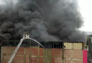 Bomberos logran confinar incendio en almacén textil de La Victoria