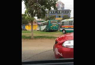 Bus invadió un parque para el evitar tráfico en Los Olivos