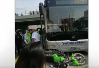 Bus del Metropolitano chocó con motocicleta y ocasionó interrupción del servicio en la Vía Expresa