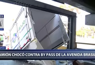 Camión chocó contra puente de la avenida Brasil en Pueblo Libre