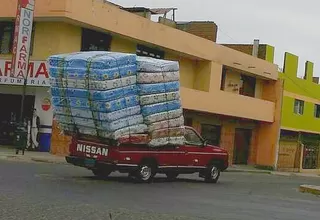 Camioneta traslada peligrosamente varios colchones en Trujillo