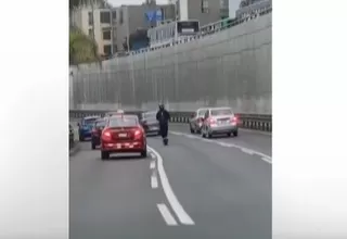Captan a persona manejando un scooter en la Javier Prado