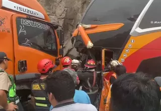 Carretera Central: Accidente de camión contra bus deja atrapados a choferes en Huarochirí