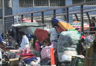 Cercado de Lima: Ambulantes invaden puente peatonal sobre la avenida Grau