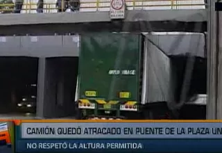 Cercado de Lima: camión quedó atascado en túnel de la Plaza Unión