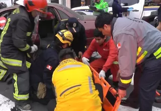Cercado de Lima: auto chocó contra un poste y dejó saldo de 4 heridos
