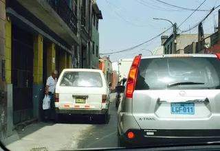 Cercado de Lima: combi estacionada invade gran parte de la vereda